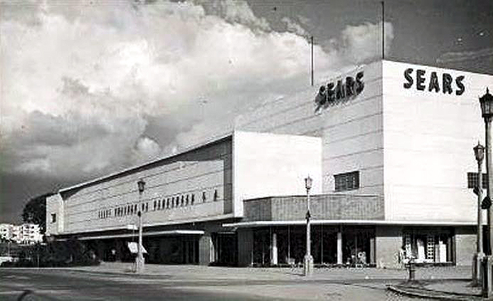 Sears La nueva tienda tenia 11.600 m2 distribuidos en dos pisos, con un estacionamiento para 400 automoviles. En 1953 la empresa ya disponia de cinco tiendas adicionales establecidas en el país.