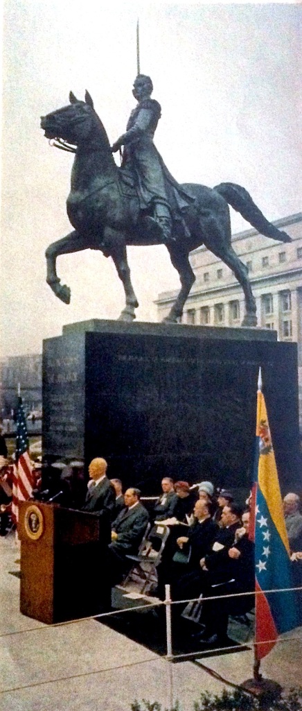 Una imponente obra de arte, la primera estatua ecuestre de Simón Bolívar en Washington. Colocada en 1959.
