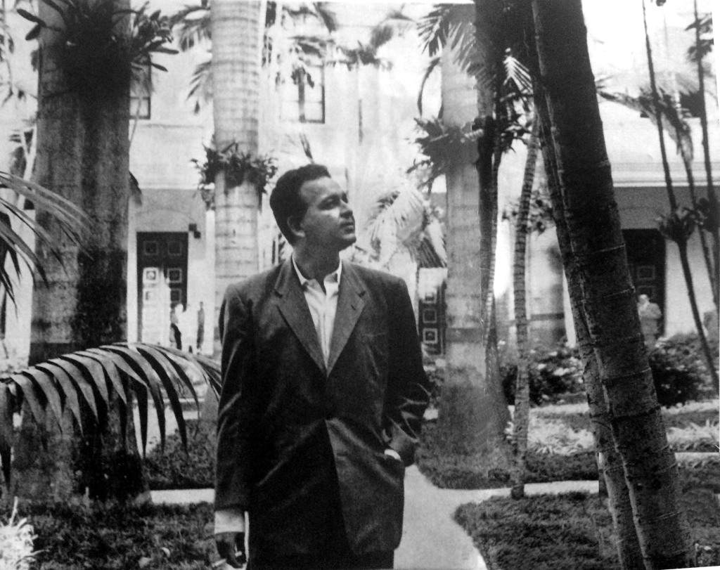 El diputado Fabricio Ojeda sale del Congreso, en Caracas, a dar un paseo por el jardín del recinto parlamentario. Desde que visitó la China comunista consideró poco proletario usar corbata